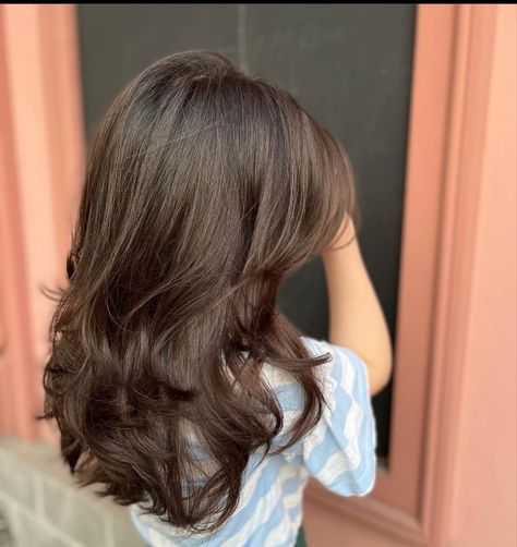 Cute Hair Cuts For Girls Medium, Layers Hair Wavy, Hair Cut Ideas 2023 Medium Length, Medium Length Bouncy Layers, Soft Round Layers With Face Framing, Medium Short Hair With Layers And Curtain Bangs, Haircuts Girls Medium, Short Layers Brown Hair, 90s Soft Layers