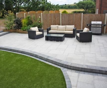 Garden Patio Ideas, Outdoor Patio Pavers, Small Yard Landscaping, Raised Patio, Patio Pavers Design, Paving Design, Concrete Patios, Garden Paving, Budget Garden