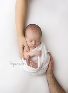 Newborn Simple Photoshoot, Studio Newborn Parent Poses, Creative Newborn Photos, Newborn Creative Photography, Simple Studio Newborn Photography, Newborn Poses With Parents, Newborn Photography Wrap, Newborn With Parents Photography, Shooting Nouveau Ne