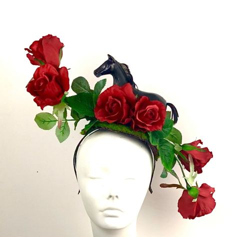 Kentucky derby is called Run for the Roses 🌹 so that’s what Influence me in making this Fascinator! Kentucky Derby Party Attire, Kentucky Derby Party Hats, Kentucky Derby Hats Diy, Derby Hats Diy Ideas, Derby Hats Diy, Hat Boutique, Hosting Party, Kentucky Derby Themed Party, Kentucky Derby Party Decorations