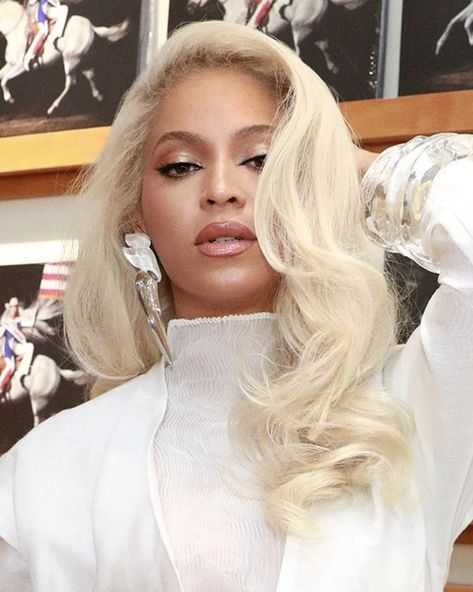 Beyonce Platinum Blonde, Beyonce Blonde Hair, Beyonce Blow, Face Card Never Declines, Beyonce Blonde, Beyonce Photos, Beyoncé Giselle Knowles-carter, Beyoncé Giselle Knowles, Platinum Hair