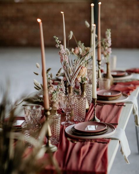 stunning wedding table setting with cinnamon rose tablecloth Tablescapes Rustic, Pink Table Decorations, Rustic Table Setting, Decoration Evenementielle, Tafel Decor, Pink Table, Table Runners Wedding, Wedding Table Settings, Rustic Table