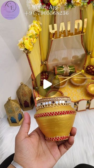 craft era on Instagram: "Big size haldi platter! Customise your special wedding essentials and accessories to make your wedding more aesthetic! 🌸  Haldi platter, mehndi platter, wedding accessories, wedding essentials, shaadi, engagement, Sangeet, haldi ceremony, mehndi night, wedding crafts,  WhatsApp us +91-7905568236  And book your pre orders!  #mehndiceremony💚 #haldiplatter #haldithalidecoration #shadikitayari #mehndiplatter #haldivibes💛💛 #haldiplatterswedding #haldiplatter #haldiplatterswedding #engagementplatter @craft__era" Haldi For Groom Decoration, Haldi Mehndi Platter, Haldi Palette, Diy Haldi Platter, Haldi Tray Decoration Ideas, Haldi Platter Decoration, Haldi Plate Decoration Ideas, Haldi Ceremony Ideas, Haldi Mehndi Decoration