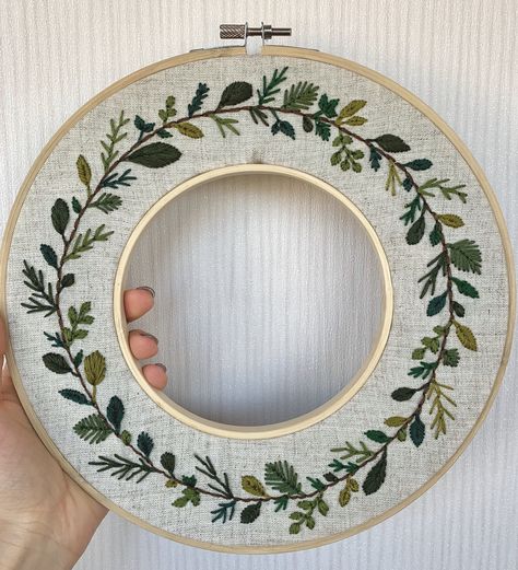 Cross Stitch Hoop Wreath, Christmas Wreath Embroidery Hoop, Punch Needle Wreath, Housewarming Embroidery, Embroidery Christmas Wreath, Embroidery Wreath Pattern, Christmas Wreath Embroidery, Wreath Embroidery Pattern, Embroidery Wreath