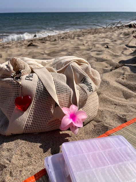 Harry Styles Beach Aesthetic, Beach Bags Aesthetic, Summer Bag Aesthetic, Emijay Hair Clip, Malibu Beach Aesthetic, Pleasing Beach Bag, Harry Styles Summer, Pink Beach Aesthetic, Aesthetic Beach Bag