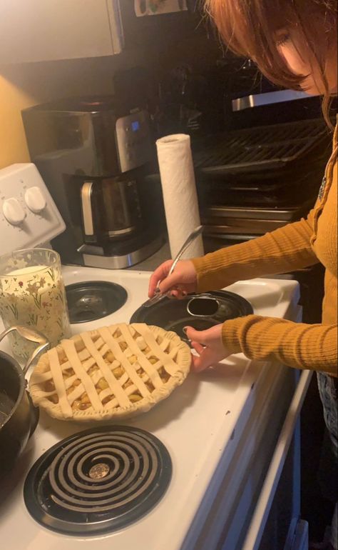 making an apple pie Making Pie Aesthetic, Pie Shop Aesthetic, Apple Pie Aesthetic, Pie Night, Pie Aesthetic, Spn Dr, Vision 2024, Pie Shop, How To Make Pie