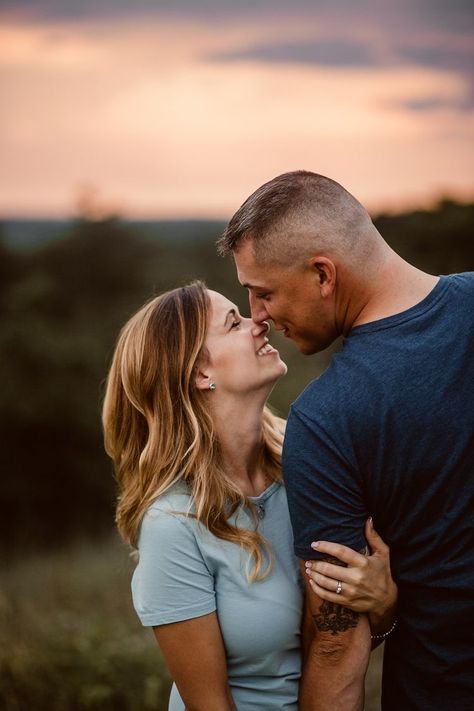 Shooting Couple, Cute Engagement Photos, Couple Engagement Pictures, Engagement Pictures Poses, Anniversary Photoshoot, Shotting Photo, Photographie Portrait Inspiration, Engaged Couple, Couple Picture Poses