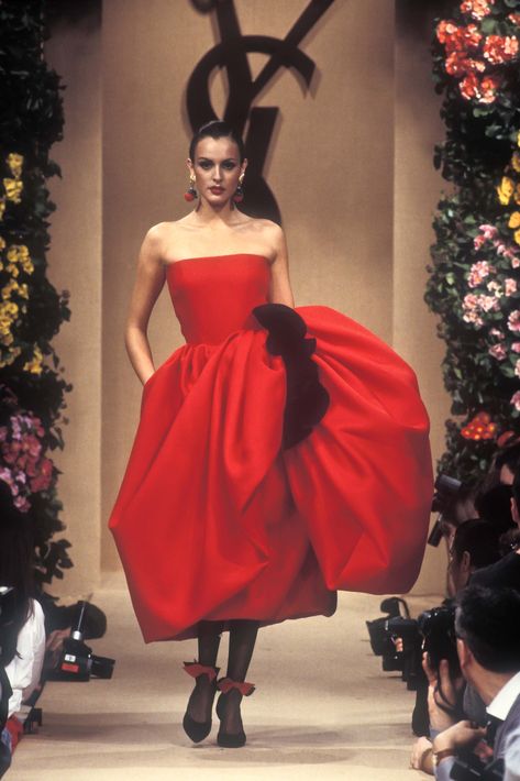 YVES SAINT LAURENT Couture Runway Show SS 1993 - YSL Ysl Runway, Yves Saint Laurent Dress, Yves Saint Laurent Fashion, Yves Saint Laurent Couture, Saint Laurent Dress, 90s Runway Fashion, Runway Fashion Couture, Vintage Runway, Original Supermodels