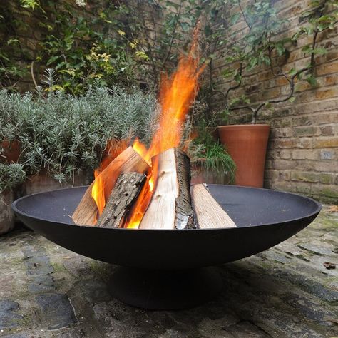 Fire Pit Essentials, Cast Iron Fire Pit, Garden Lighting Design, Fire Pit Wall, Outside Fire Pits, Easy Fire Pit, Iron Fire Pit, Small Fire Pit, Rustic Fire Pits