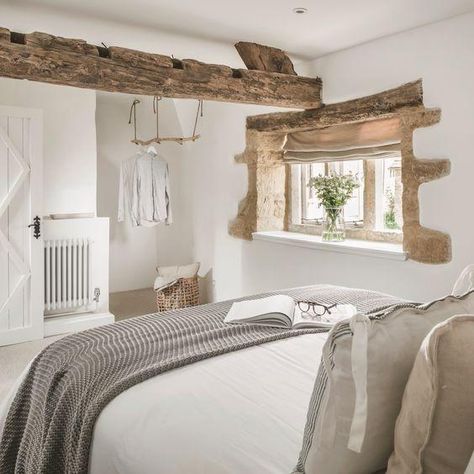 English Cottage Bedroom, Country Cottage Bedroom, Cottage House Interior, Barn Bedrooms, Cotswold Cottage, Country Cottage Interiors, Cotswolds Cottage, Cottage Living Rooms, Cottage Interior