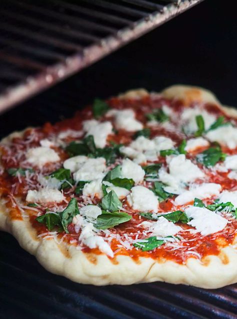 Grilling Pizza, Grilled Pizza Recipes, Grill Pizza, Pizza Lasagna, Grilling Ideas, Grilling Sides, Grilled Pizza, Pizza Peel, Pizza Night