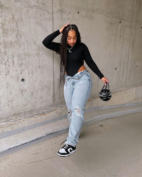 Outfits Ideas With Sneakers, Sneaker Fits Black Women, Sneakers Black Women Outfit, Casual Night Out Outfit Sneakers, Sneaker Fits Women, Jean And Sneakers Outfit Casual, Sneakers Fashion Black Women, Casual Outfits With Sneakers Women, Jeans And Sneakers Outfit Black Women