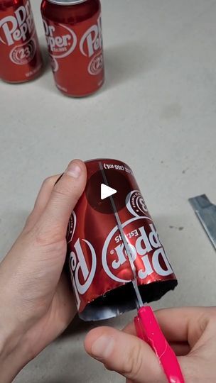 Soda Can Upcycle Ideas, Redbull Can Diy, Can Art Ideas, Coke Bottle Crafts, Coke Can Crafts, Soda Can Flowers, Pop Can Art, Soda Can Crafts, Can Art