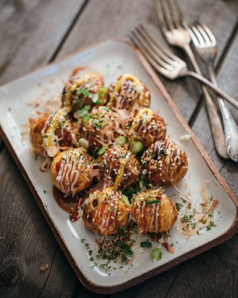 Cheeseburger Takoyaki – adamliaw.com Japanese Food Takoyaki, Gourmet Japanese Food, Fancy Japanese Food, Takoyaki Photography, Japanese Takoyaki, Japanese Food Photography, Japanese Octopus, Japenese Food, Cheese Pickles