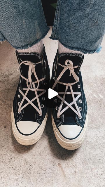 How To Tie Converse, Embroidery Shoes Diy, Chuck Taylors Outfit, Diy Converse, Cool Converse, Cute Converse Shoes, How To Lace Converse, Converse Design, Painted Shoes Diy