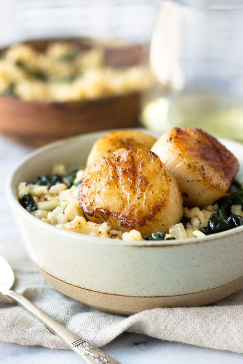 Parmesan Kale Risotto with Scallops for Two - A comforting, cheesy, creamy risotto packed with nutritious kale and melt-in-your-mouth scallops! Perfect for date night! | Fork in the Kitchen October Meal Plan, Risotto With Scallops, Kale Risotto, Creamy Risotto, How To Cook Brisket, Cooking Beets, Kale Recipe, Kale Pasta, Cooking Spaghetti