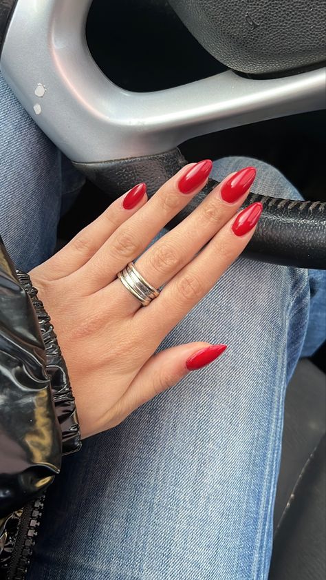 Red Nail Designs Almond Shape, Red Round Acrylic Nails, Red Nails Round, Oval Nails Red, Red Nails Oval, Oval Red Nails, Plain Red Nails, Red Round Nails, Light Red Nails