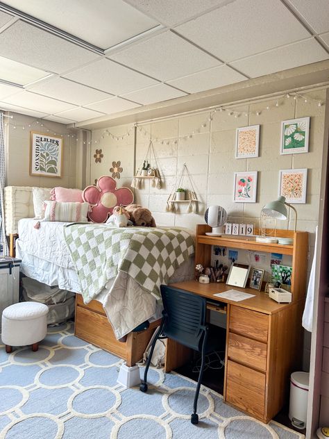 Dorm Room Designs Two People, Florida Dorm Room Ideas, Homemade Dorm Decor, Cute Simple Dorm Rooms, Dorm Room Decor Inspiration, Pastel Dorm Room Aesthetic, Dorm Set Up Layout Double, Single Dorm Decor, Dorm Room Vanity Ideas