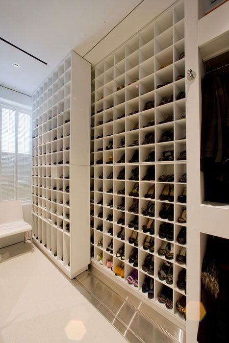 Beautiful walk in closet designs like this are every shoe-lover’s dream come true. It takes advantage of high-tech  motion hardware, enabling you to efficiently maximize space. There are two rows/layers of shoe shelves, the smaller of which has top and bottom sliding runners, which you can use to move it side by side to access other shoes. The rest of the closet also has modern styling, with open hanging racks painted in plain white. Ideas De Closets, A Walk In Closet, Contemporary Closet, Closet Shoe Storage, Shoe Rack Closet, Walk In Closet Design, Living Room Designs Small Spaces, Shoe Shelves, Shelving Design