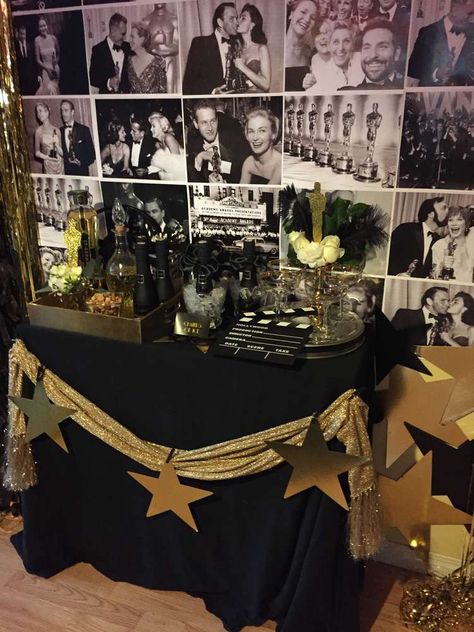 Oscar Party | CatchMyParty.com Award Show Birthday Party, Award Show Party Theme, Oscar Awards Party Ideas, Night At The Grammys Party, Culture Party Ideas, Tony Awards Party Ideas, Award Show Party, Oscar Party Ideas Decoration, Grammy Themed Party