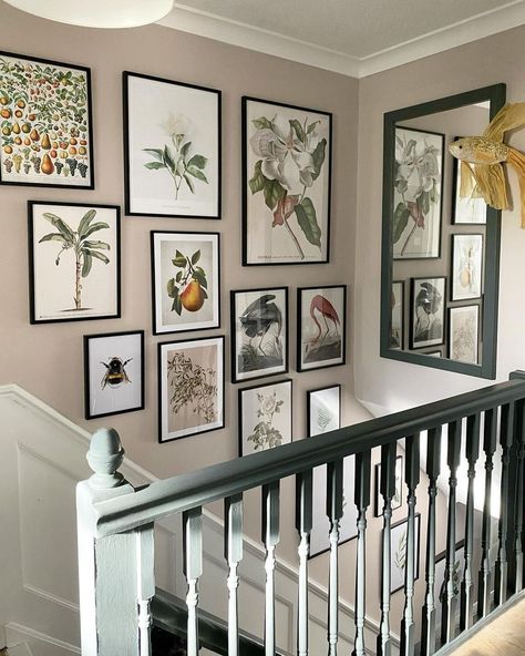 Small Landing Decor Upstairs, Small Stairway Ideas, Enclosed Staircase Ideas Decor, Landing Decor Upstairs, Hall And Stairs Decorating Ideas, Decoration Cage Escalier, Landing Ideas Upstairs, Hall Stairs And Landing Decor, Stairs Wall Decor Ideas