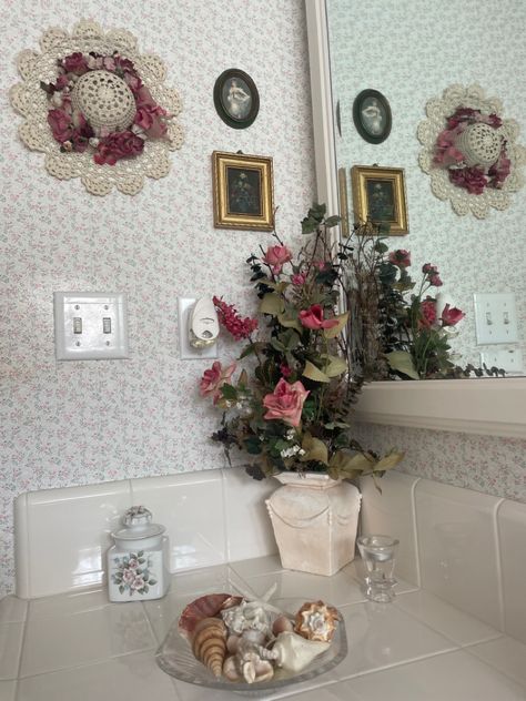 Grandma Bathroom Aesthetic, Grandma Decor Aesthetic, Old Bathroom Aesthetic, Grandma Core Bathroom, Grandma Core Decor, Cottage Core Bathroom Aesthetic, Cottage Core Bathroom Decor, Granny Bathroom, Grandmacore Bathroom