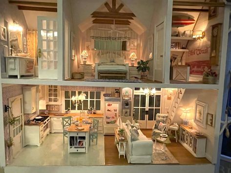 Big Doll House, Beachside Bungalow, Castle House Design, Miniature Dollhouses, Bungalow Interior, Diy Barbie House, Miniature Ideas, Mini Houses, Cardboard Sculpture