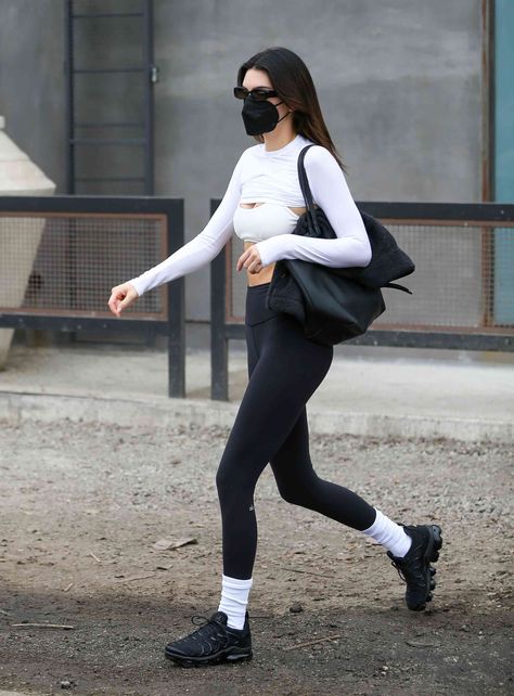 Kendall Jenner’s Errand-Running Ensemble Included Nothing But an Extreme Crop Top and Leggings Kendall Jenner Versace Runway, Kendall Jenner Versace, Chunky Nike, All Black Running Shoes, Extreme Crop Top, Sambas Adidas Women Outfit, Black Sambas, Adidas Samba Outfits, Samba Outfits