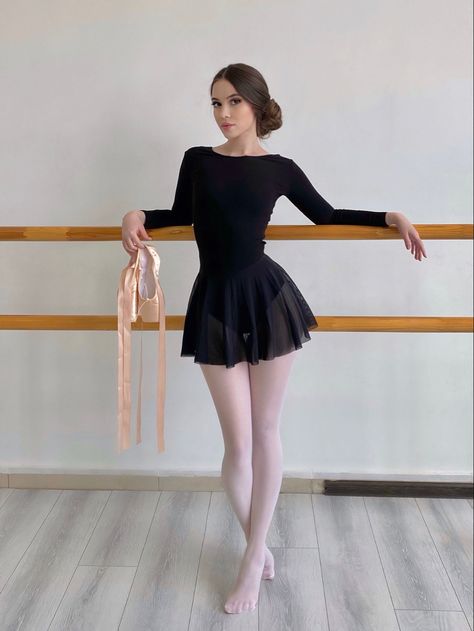 Ballet Attire, Dance Wear Practice, Ballet Inspired Fashion, Ballet Hairstyles, Legs Outfit, Ballerina Outfit, Gymwear Outfits, Ballet Beauty, Ballet Inspiration