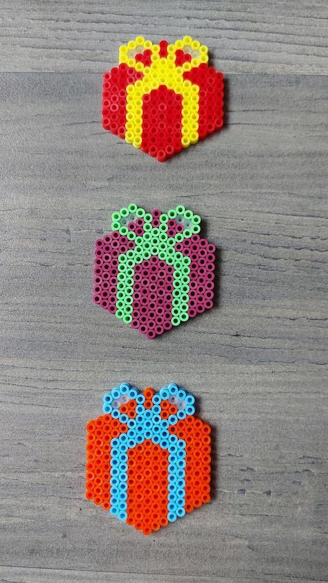 Small Christmas Perler Bead Patterns, Peeler Bead Ideas Christmas, Christmas Beads Patterns, Pyssla Christmas Ideas, Christmas Perler Beads Patterns, Hama Beads Christmas Pattern, Hama Christmas Pattern, Christmas Melty Beads, Perleplader Ideas Diy