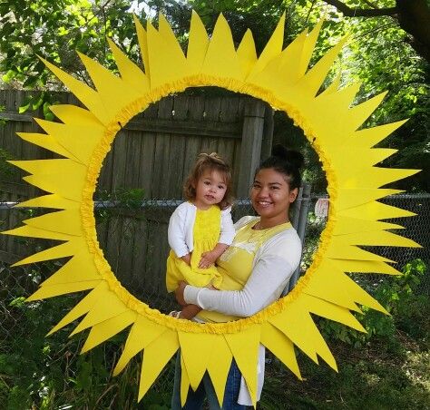 You are my sunshine photo frame - Very easy to make. 1 hula hoop (frame), 3 yellow poster boards (cut into triangles 3 sizes to overlap each other) and one yellow roll of crepe paper which you scrunch up around the frame. First Birthday Party Ideas Girl, Baby First Birthday Party Ideas, Sunshine Birthday Theme, Sunflower Birthday Parties, First Birthday Party Ideas, Sunshine First Birthday, Poster Boards, Sunshine Photos, Yellow Poster