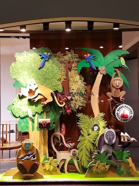 Summer Window Display, Jungle Thema, Jungle Decorations, Fashion Milan, Window Display Design, Folding Origami, Exhibition Booth Design, Exhibition Display, Jungle Theme