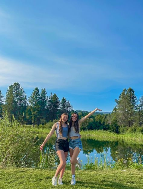 Best Friend Lake Pictures, River Poses Photo Ideas, Summer Best Friends, Friends Pose, Lake Aesthetic, Lake Photoshoot, Foto Inspo, Outing Outfit, Travel Picture Ideas