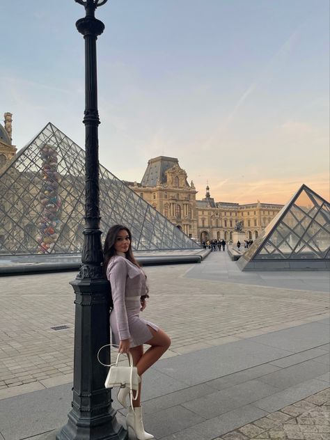 Louvre Photo Ideas, Europe Picture Ideas, Louvre Outfit, Paris Instagram Story, Paris Poses, Louvre Aesthetic, Paris Picture Ideas, Fallfashion Aesthetic, France Ootd