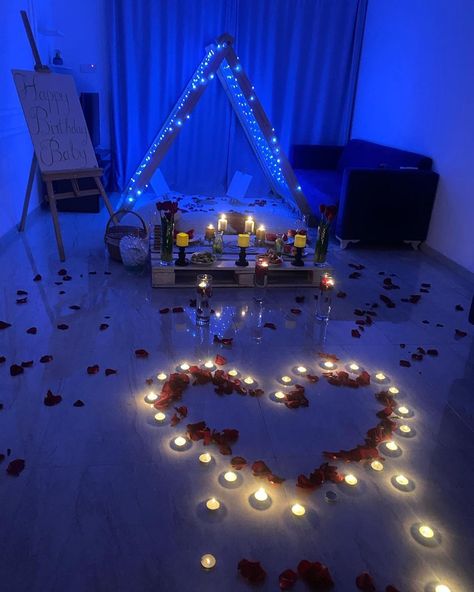 Indoor Tent Date Night, Proposal Decorations Indoor Simple, Date Night Picnic At Home, Indoor Tent Romantic, Anniversary Home Decoration Ideas, Indoor Picnic Date Romantic At Home, Cena Romantica Aesthetic, Romantic Surprise For Him At Home, Proposal Decorations Indoor