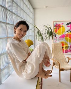 스타에게 배우는 인테리어 꿀팁 #김나영 | 엘르코리아 (ELLE KOREA) Korean Interior Design Apartments, Korean Interior Design, Minimal Living, Elle Korea, Minimal House Design, 아파트 인테리어, Glass Blocks, Small Office, Room Doors