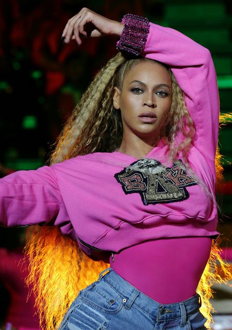 Beyonce, pink. Coachella Coachella18 Fashion Fail, Celebrity Makeup Fails, Celebrity Fashion Fails, Makeup Fails, Web Trends, English Articles, Beyonce Style, Celebrity Makeup, How To Attract Customers