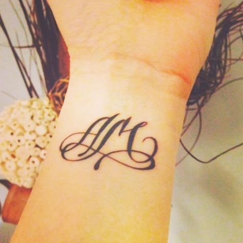 arabesques – Page 3 – Tatouages-lettres.com Letter R Tattoo, Tattoo Alphabet, Monogram Tattoo, Alphabet Tattoo Designs, M Tattoos, Ankle Tattoos For Women, Infinity Tattoos, Initial Tattoo, Mehndi Art Designs