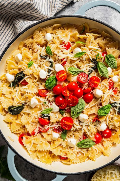 One Pot Caprese Pasta Pasta With Fresh Mozzarella, Caprese Pasta Bake, Caprese Pasta Recipe, Chicken Caprese Pasta, Easy One Pot Pasta, Pasta With Cherry Tomatoes, Slow Cooker Salisbury Steak, Caprese Recipes, Mozzarella Pasta