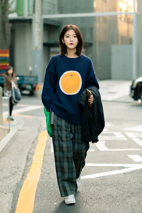 7a6a74cbe87bc60030a4bd041dd47b78desc35237155ri London Street Fashion, 일본 패션, Seoul Fashion, Mode Kpop, Korean Street, London Street Style, Women Street, Outfit Trends, Mode Inspo