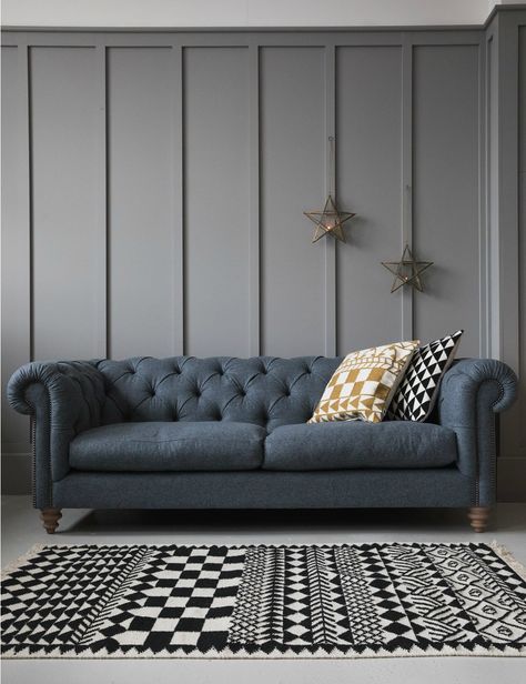 Chesterfield Sofa Living Room Modern, Sofa Rose, Chesterfield Sofa Living Room, Sleek Sofa, Living Room Panelling, Velvet Chesterfield, Bench Sofa, Velvet Chesterfield Sofa, Living Room Furniture Layout