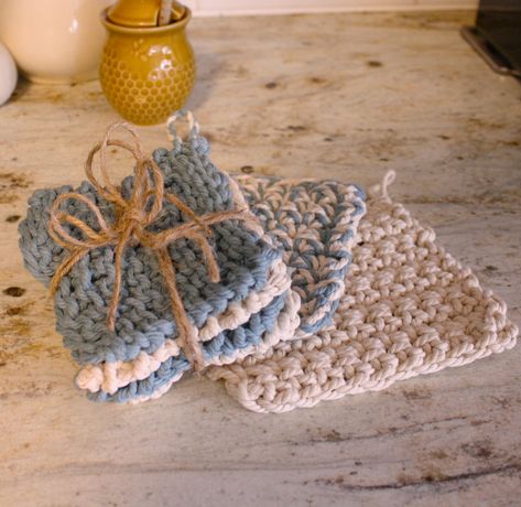 Free coasters knit pattern Knitted Square Coaster Patterns, Knit Pot Holders Free Pattern, Knit Coasters, Knitted Coasters, Knit Stitches For Beginners, Knit Coaster, Coasters Pattern, Small Knitting Projects, Crochet Potholder Patterns