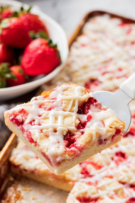 Strawberries and Cream Bars are made with a soft cookie like base, cream cheese fruit filling, and topped with a creamy glaze. Best fruit dessert bars ever! Fruit Dessert Bars, Strawberry Banana Bread, Strawberry Bars, Cream Cheese Bars, Cream Cheese Desserts, Cheese Bar, Strawberry Dessert Recipes, Dessert Bar Recipe, Soft Sugar Cookies