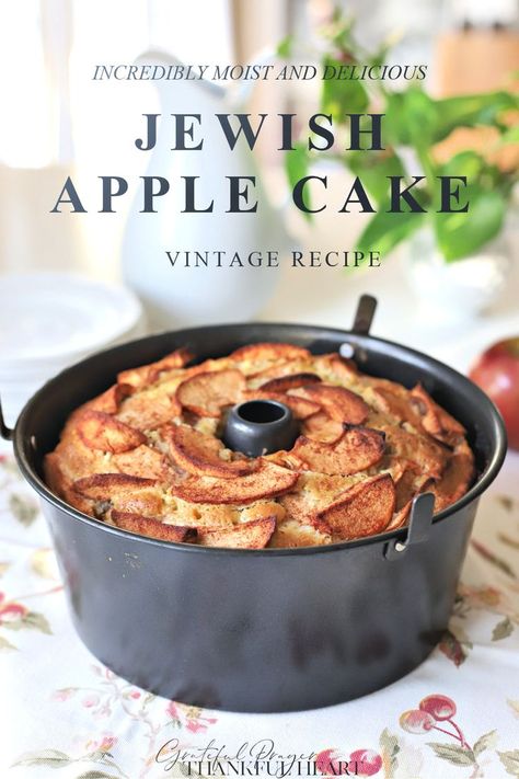 Jewish Apple Cake, Apple Cake Recipe Easy, Grateful Prayer, Dessert Mini, Jewish Cuisine, Apple Cake Recipe, Apple Walnut, Apple Recipes Easy, Large Cake