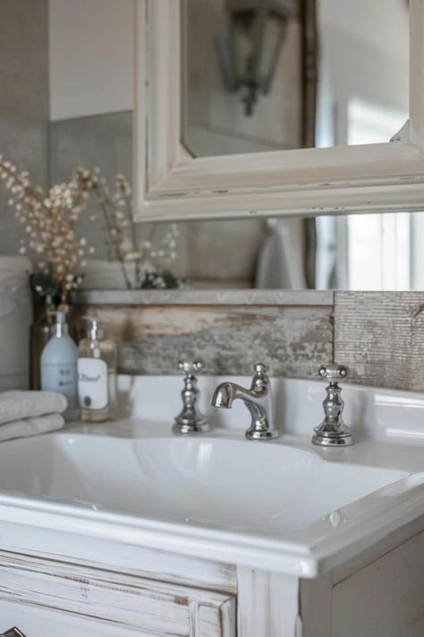 Modern French Country Bathroom Design Ideas French Country Contemporary, Small French Bathroom, Small French Country Bathroom, French Country Bathroom Design, Country Bathroom Design Ideas, Modern French Bathroom, Modern French Country Bathroom, French Country Decorating Bathroom, Country Bathroom Designs