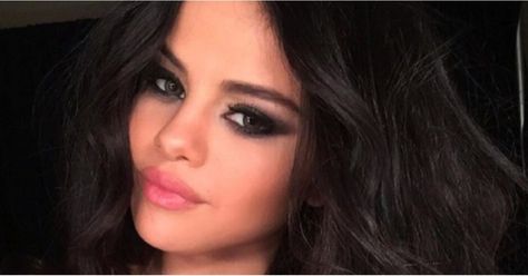 65 Times Selena Gomez's Makeup Looked Sexy as Hell in a Selfie https://www.popsugar.com/beauty/Selena-Gomez-Sexy-Makeup-Looks-43637328?utm_campaign=crowdfire&utm_content=crowdfire&utm_medium=social&utm_source=pinterest Selena Gomez New Song, Selena Selena, Selena Gomez Makeup, Selena Gomez Hair, Smokey Eye Makeup, Gorgeous Makeup, Angelina Jolie, Looks Style, Brad Pitt