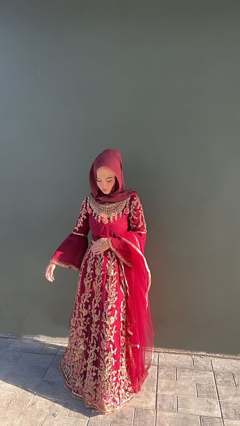 Modest Middle Eastern Fashion, Eid Dresses Ideas, Desi Hijabi, Hijab Style Tutorial, Beautiful Casual Dresses, Modest Fashion Hijab, Desi Fashion Casual, Bollywood Outfits, Pakistani Fancy Dresses