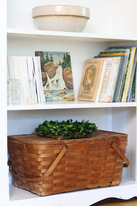 Styling With Baskets, Basket Storage Ideas Bedroom, Vintage Picnic Basket Decor Ideas, Decorating With Picnic Baskets Ideas, Decorating With Picnic Baskets, Decorating With Vintage Picnic Baskets, Basket Styling Ideas, Vintage Picnic Basket Display, Vintage Picnic Basket Decor