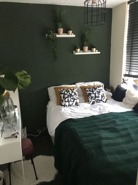 Dark Green Wall Room Ideas, Bedroom Ideas Dark Green Walls, Dark Colored Bedroom Walls, One Dark Green Wall Bedroom, Dark Hunter Green Bedroom, Dark Colour Interior, Green Small Room Ideas, Small Green Room Ideas Bedroom, Rooms With Dark Green Walls