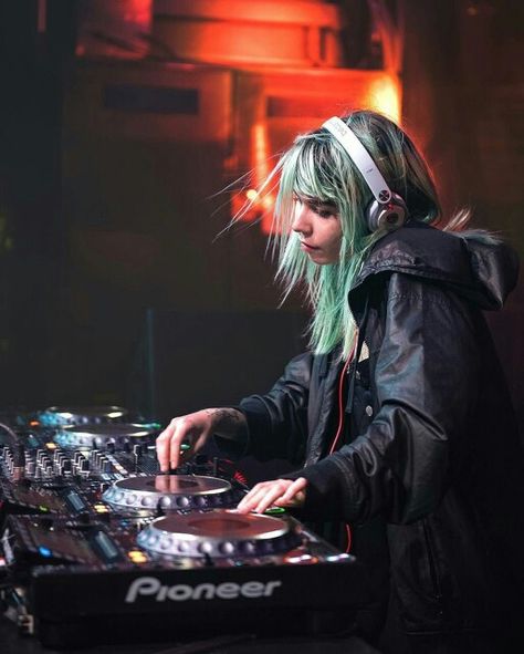 #Mija #dj #djset #techno #music #electronic #ebm #edm Dj Pics, Edm Concert, Girl Dj, Edm Dj, Dj Art, Dj Photos, Ludwig Van Beethoven, Dj Headphones, Dj Setup